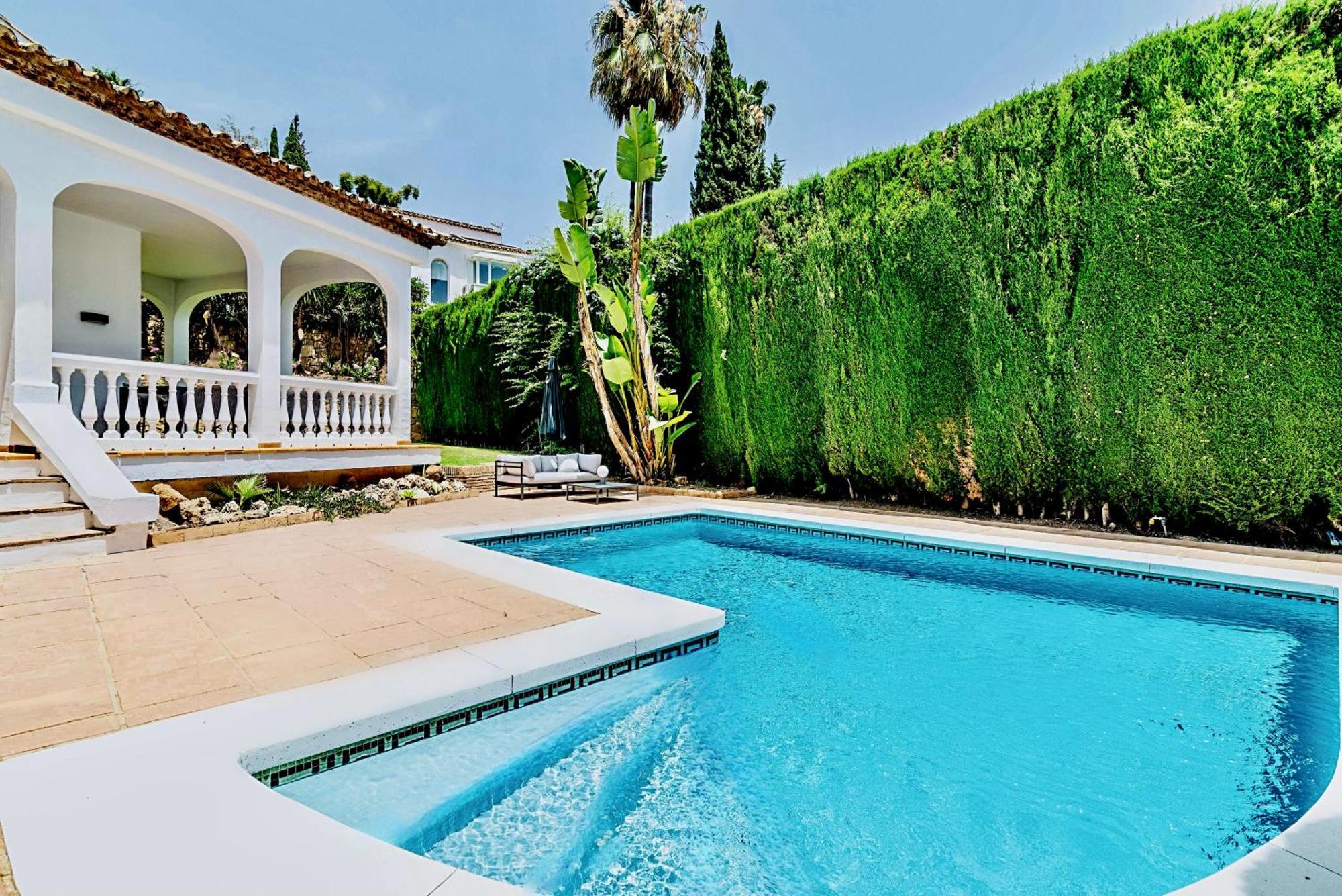 4 Bedroom In Location - Heated Pool Marbella
