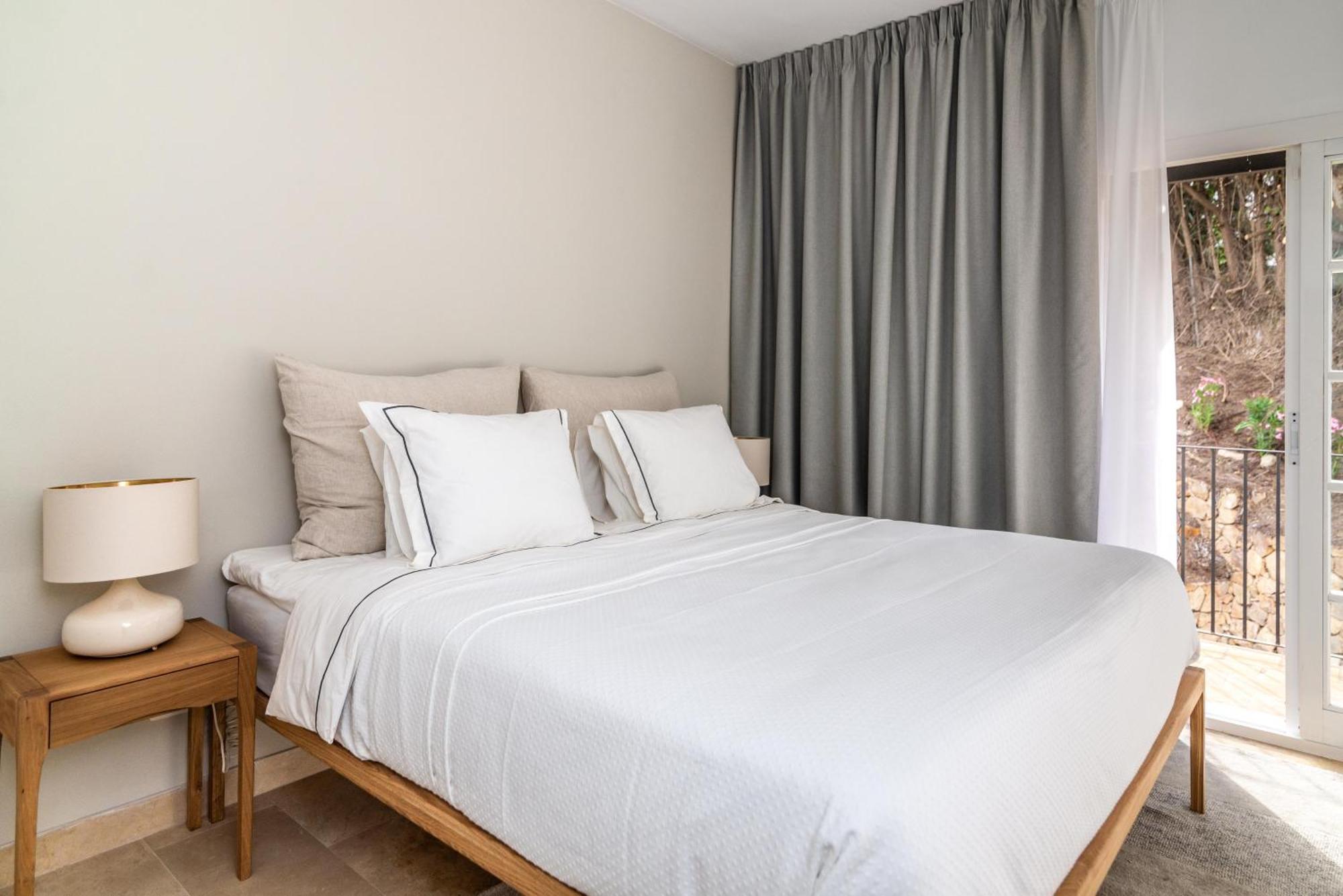 4 Bedroom In Location - Heated Pool